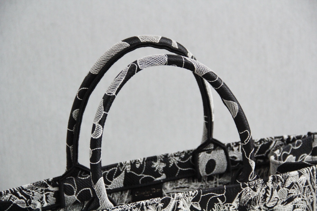 D10r large book tote black and white D10r around the world embroidery m1286 41.5 x 34.5 x 16 cm