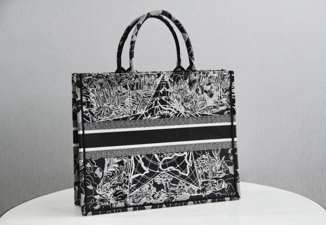 D10r large book tote black and white D10r around the world embroidery m1286 41.5 x 34.5 x 16 cm