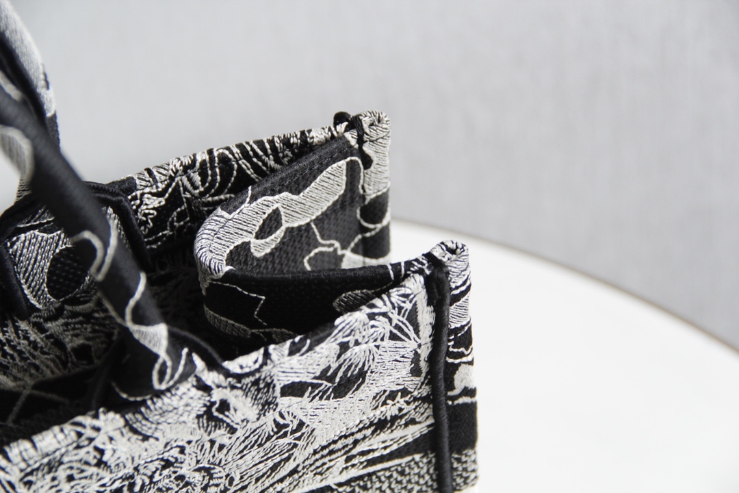 D10r small book tote black and white D10r around the world embroidery m1296 36.5 x 28 x 14 cm