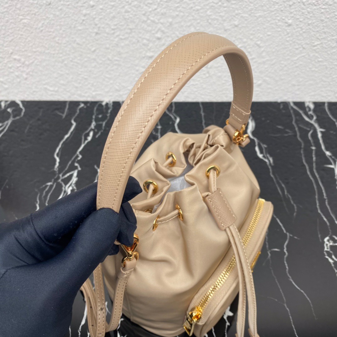 Pra*a duet re-nylon shoulder bag desert beige 1bh038 23 × 18 × 12 cm