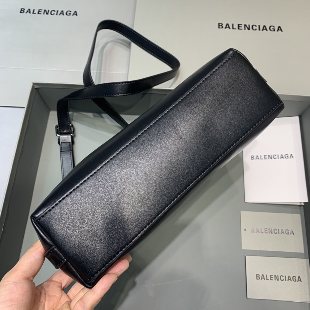 Ba1en*iaga leather trimmed canvas shoulder bag in black 26 x 7 x 19 cm