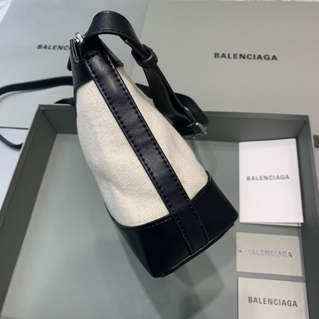 Ba1en*iaga leather trimmed canvas shoulder bag in white 26 x 7 x 19 cm