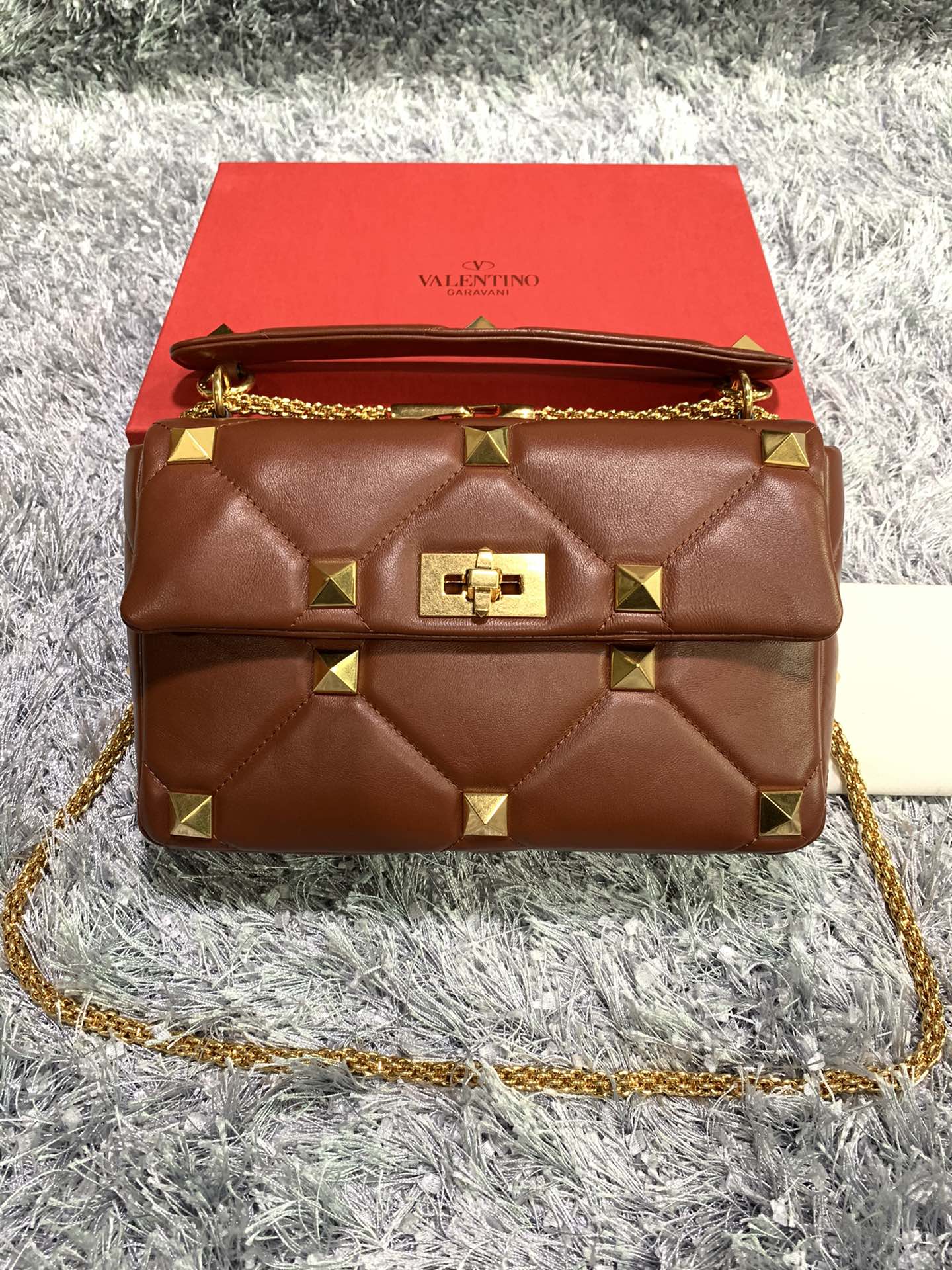 Va1e*ntin0 large roman stud the shoulder bag in nappa with chain brown ww2b0i60bsf 30 x 20 x 12 cm