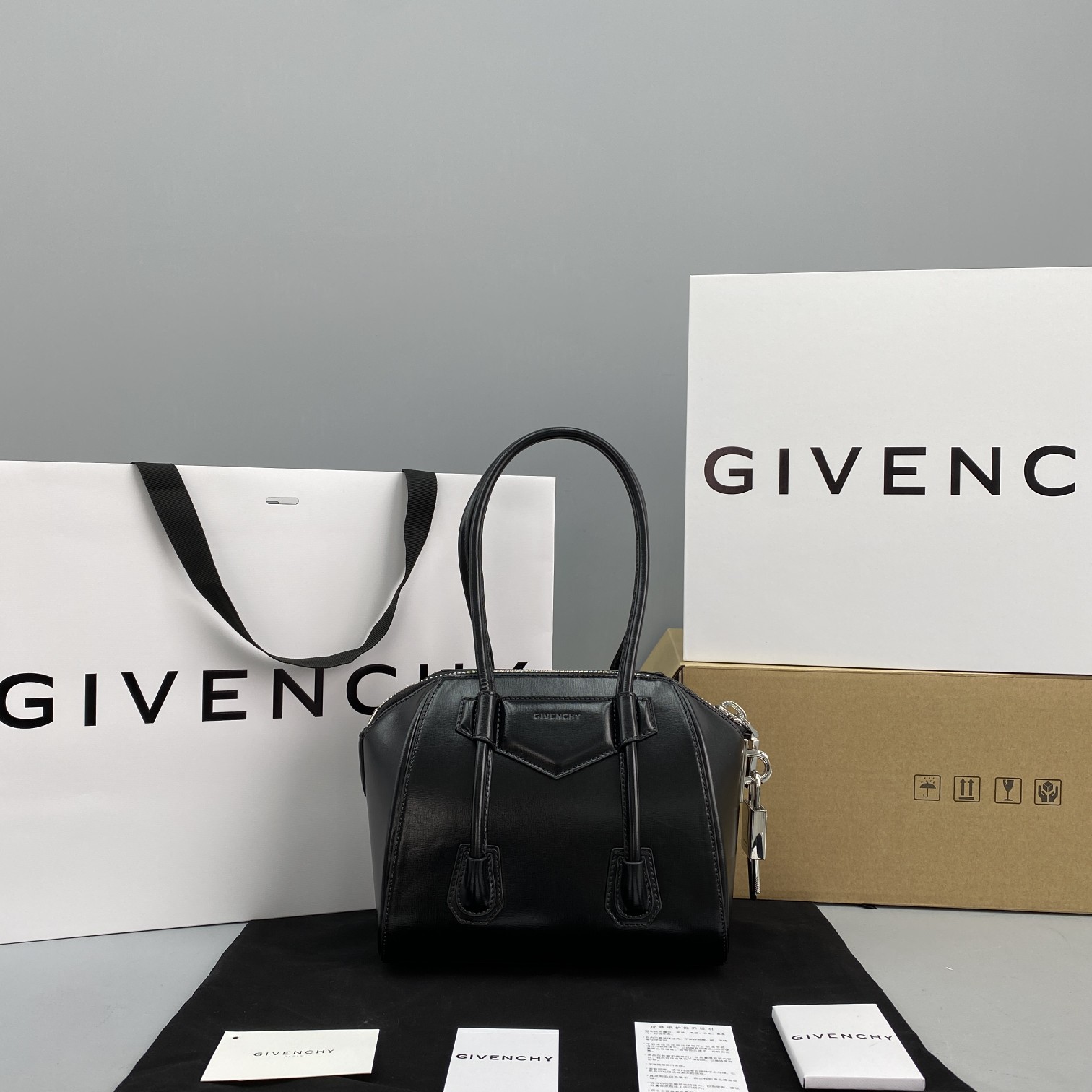G1uenchy mini antigona bag black bb05114014 18 x 19 x 13 cm