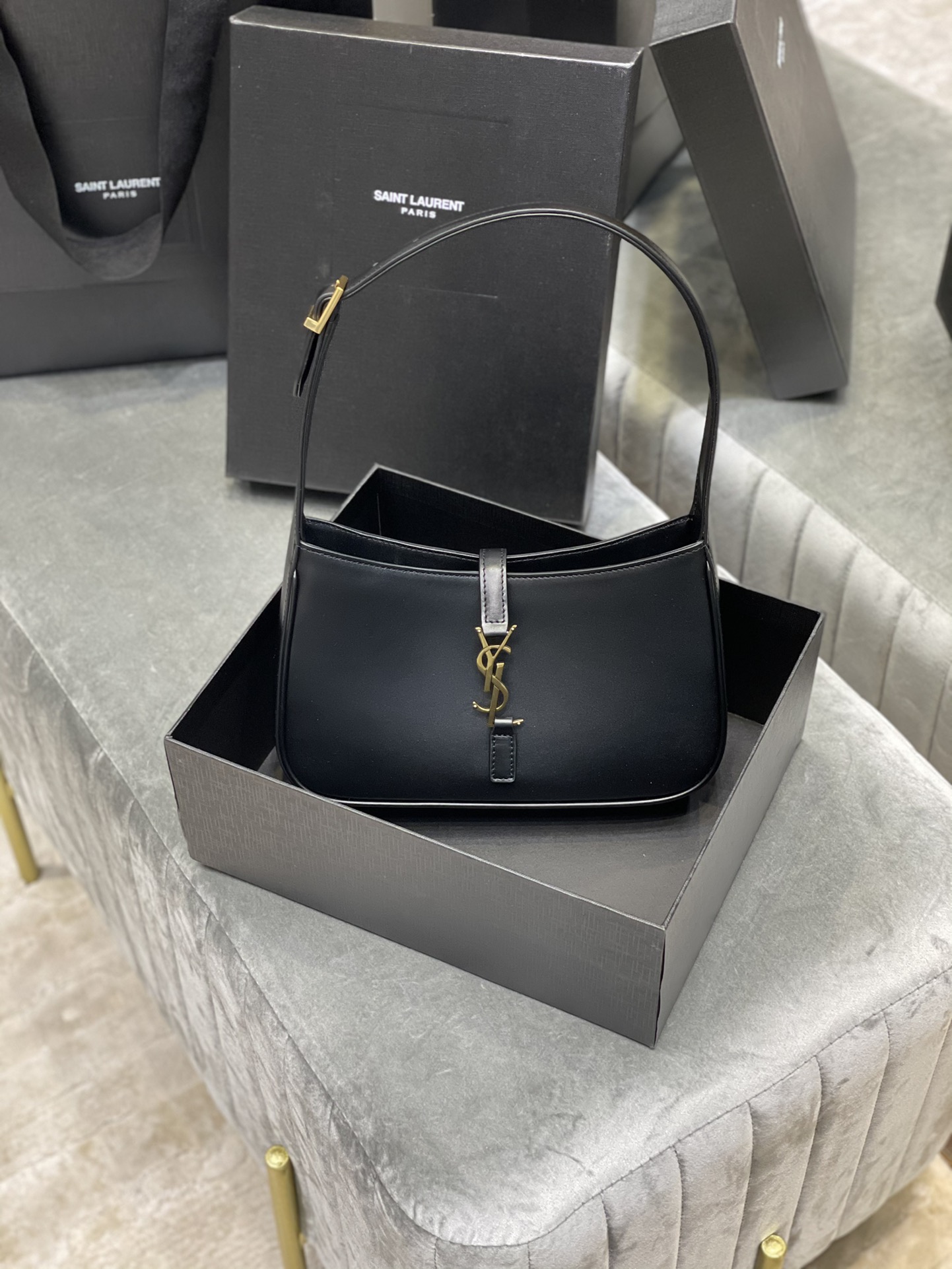 Y51 le 5 À 7 hobo bag in smooth leather black 6572282 25 x 14 x 6 cm