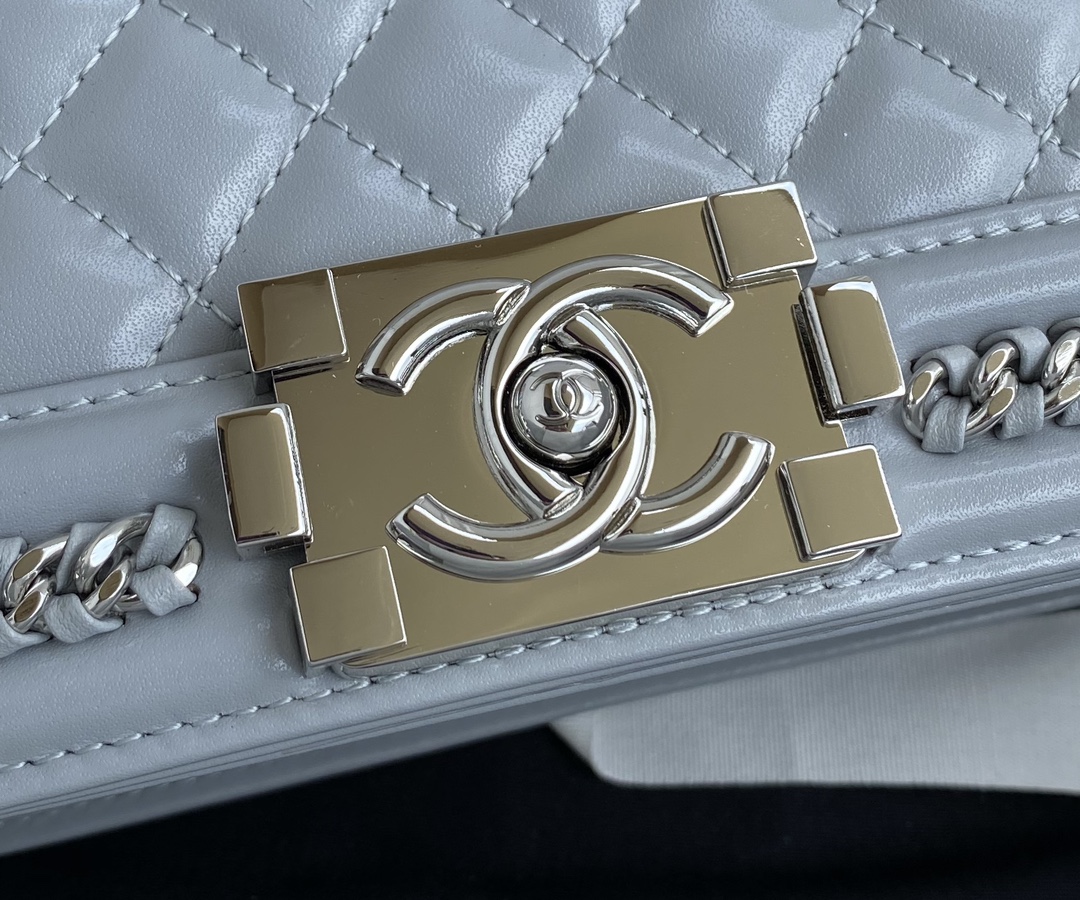 Ch**el medium quilted lambskin metal hardware grey a67086 15 x 25 x 9 cm
