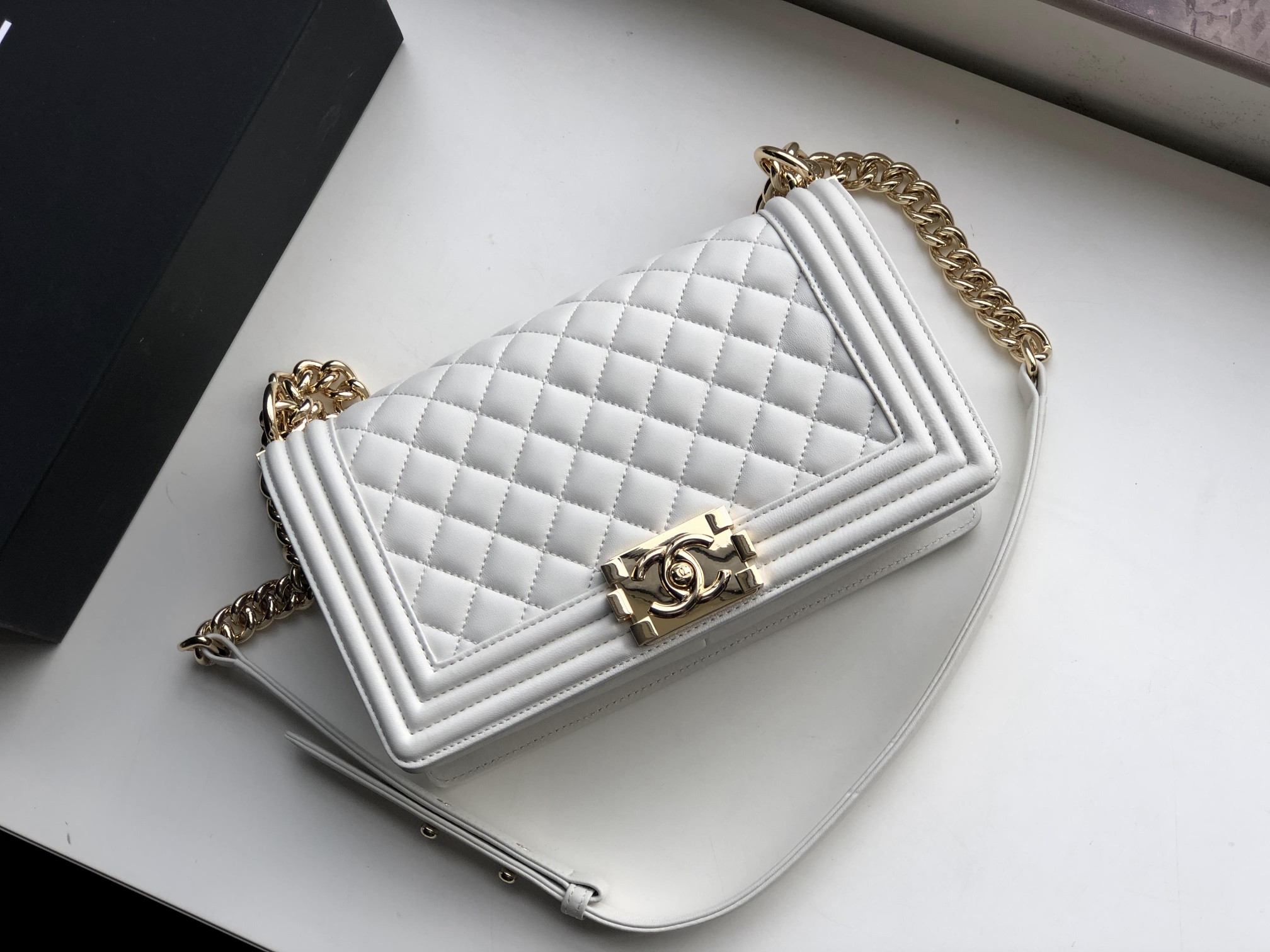 Ch**el medium old classic boy bag lambskin white a67086 25 cm