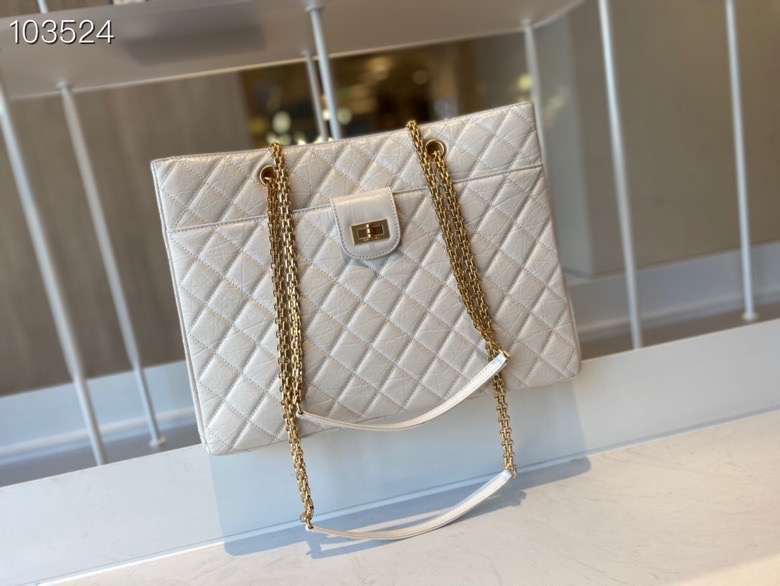 ch**el large D1am0nd pattern leather shopping bag white as661 35 x 26 x 11 cm