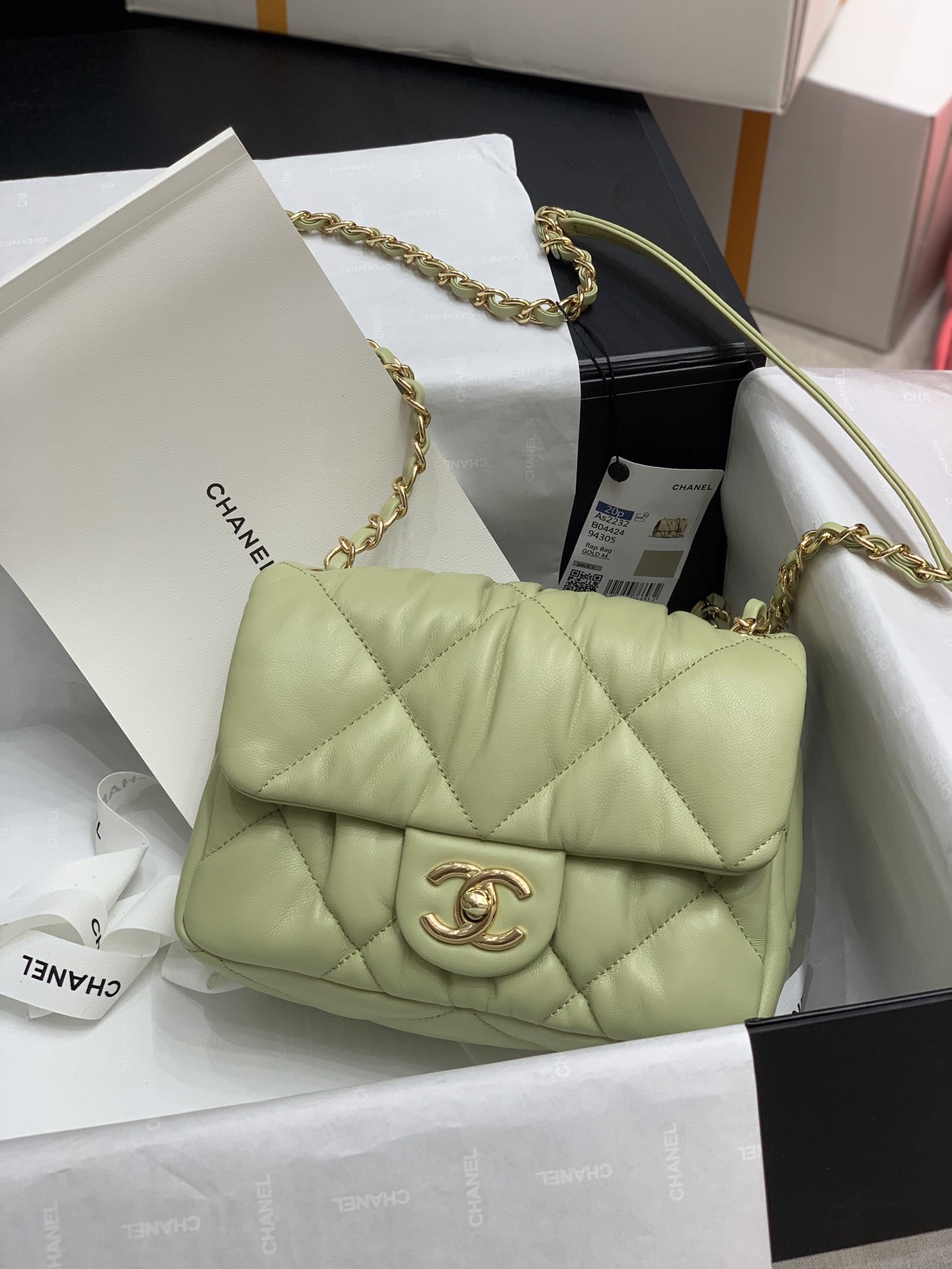 Ch**el small calfskin bubbly flap bag green as2232 19 x 14.5 x 8.5 cm