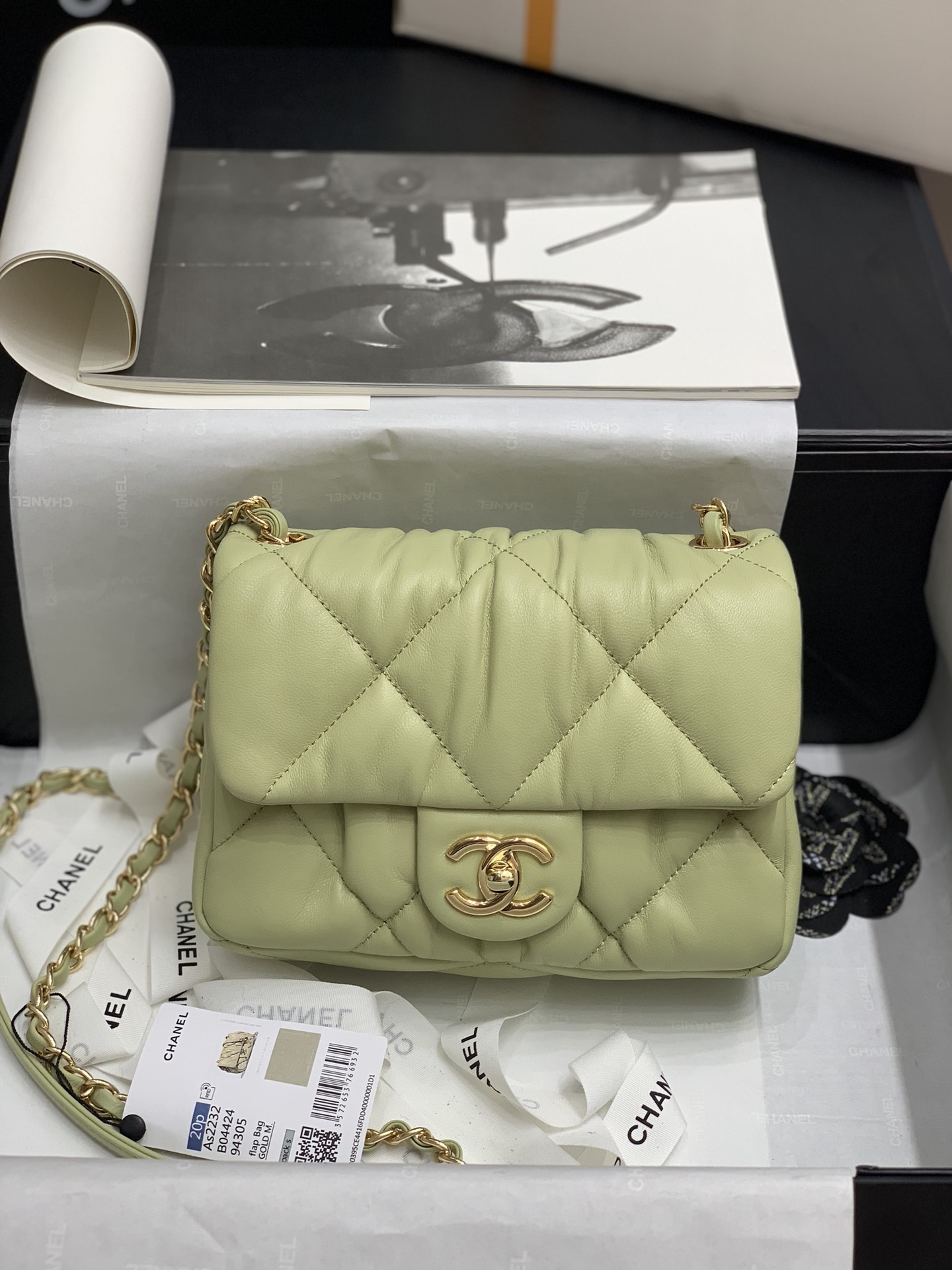 Ch**el small calfskin bubbly flap bag green as2232 19 x 14.5 x 8.5 cm