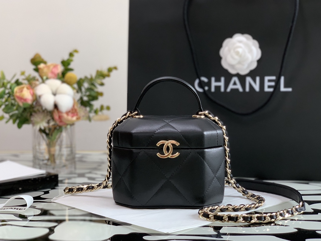 Ch**el small vanity case lambskin and gold metal black as2630 15 x 10 x 11 cm