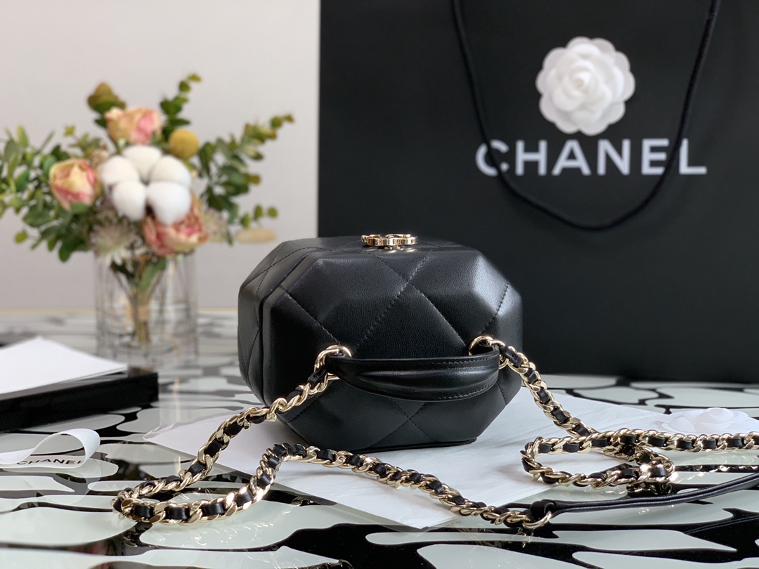 Ch**el small vanity case lambskin and gold metal black as2630 15 x 10 x 11 cm