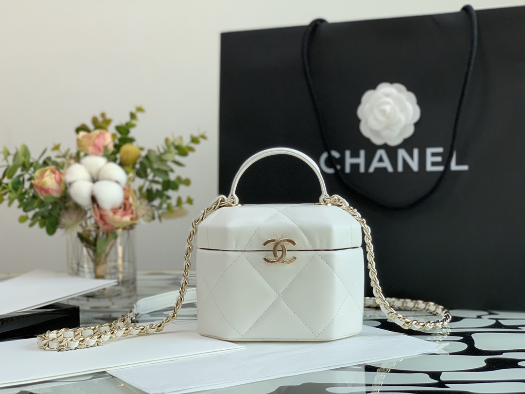 Ch**el small vanity case lambskin and gold metal white as2630 15 x 10 x 11 cm