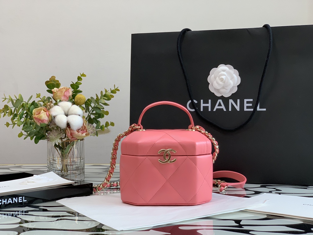 Ch**el small vanity case lambskin and gold metal light pink as2630 15 x 10 x 11 cm