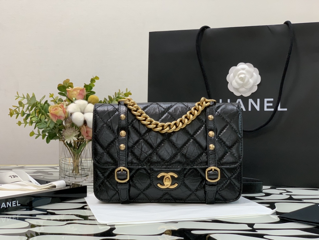 Ch**el aged calfskin and gold-tone metal messenger flap bag black as2696 17 x 25 x 8 cm