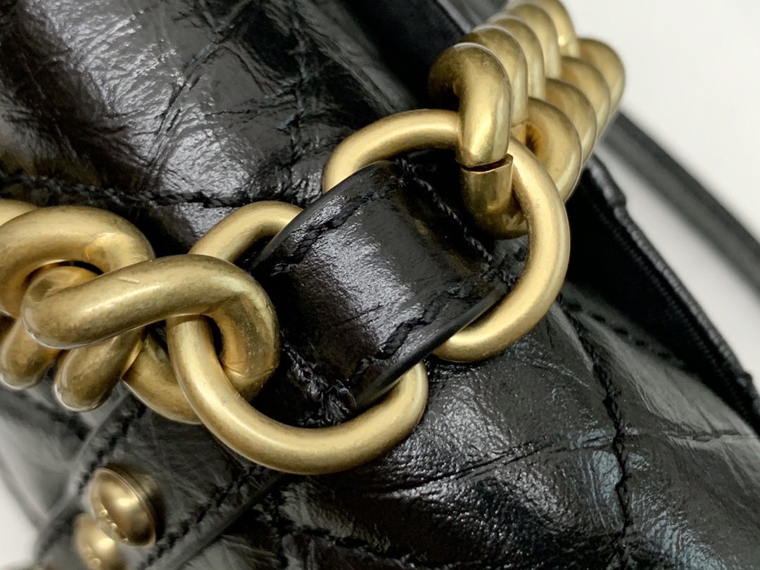 Ch**el aged calfskin and gold-tone metal messenger flap bag black as2696 17 x 25 x 8 cm