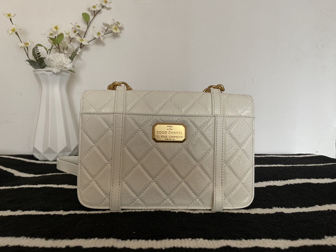 Ch**el aged calfskin and gold-tone metal messenger flap bag white as2696 17 x 25 x 8 cm