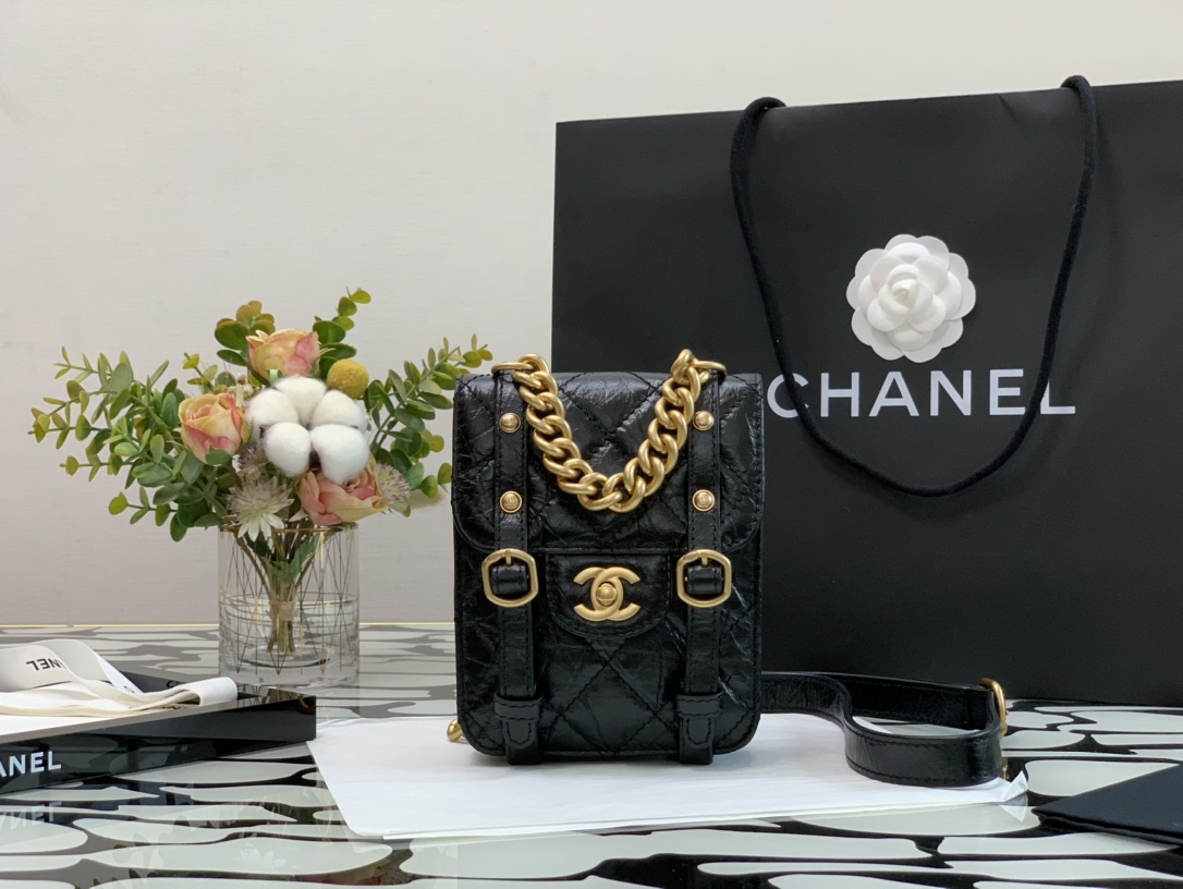 Ch**el mini aged calfskin and gold-tone metal messenger flap bag black as2695 17 x 14 x 7 cm