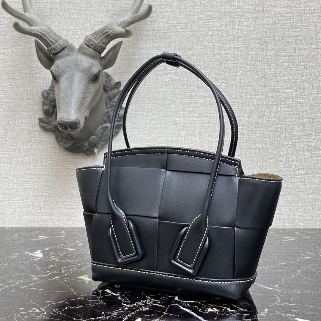 b0tt*ga Ven*ta small arco black 600606 29 x 8 x 17 cm
