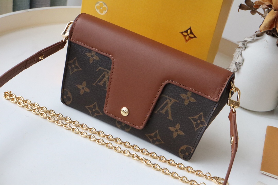 l0vis Vvtt0n padlock on strap monogram canvas  caramel m80763 19 x 11 x 3 cm
