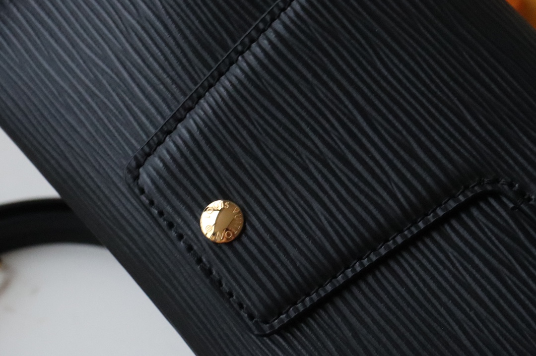 l0vis Vvtt0n padlock on strap epi leather black m80682 19 x 11 x 3 cm