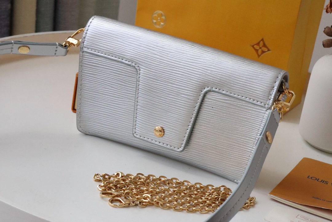 l0vis Vvtt0n padlock on strap epi leather silver m80819 19 x 11 x 3 cm