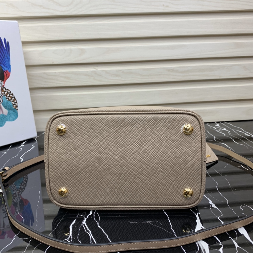 Pra*a medium panier saffiano leather bag beige 1ba212 22 × 23 × 13 cm