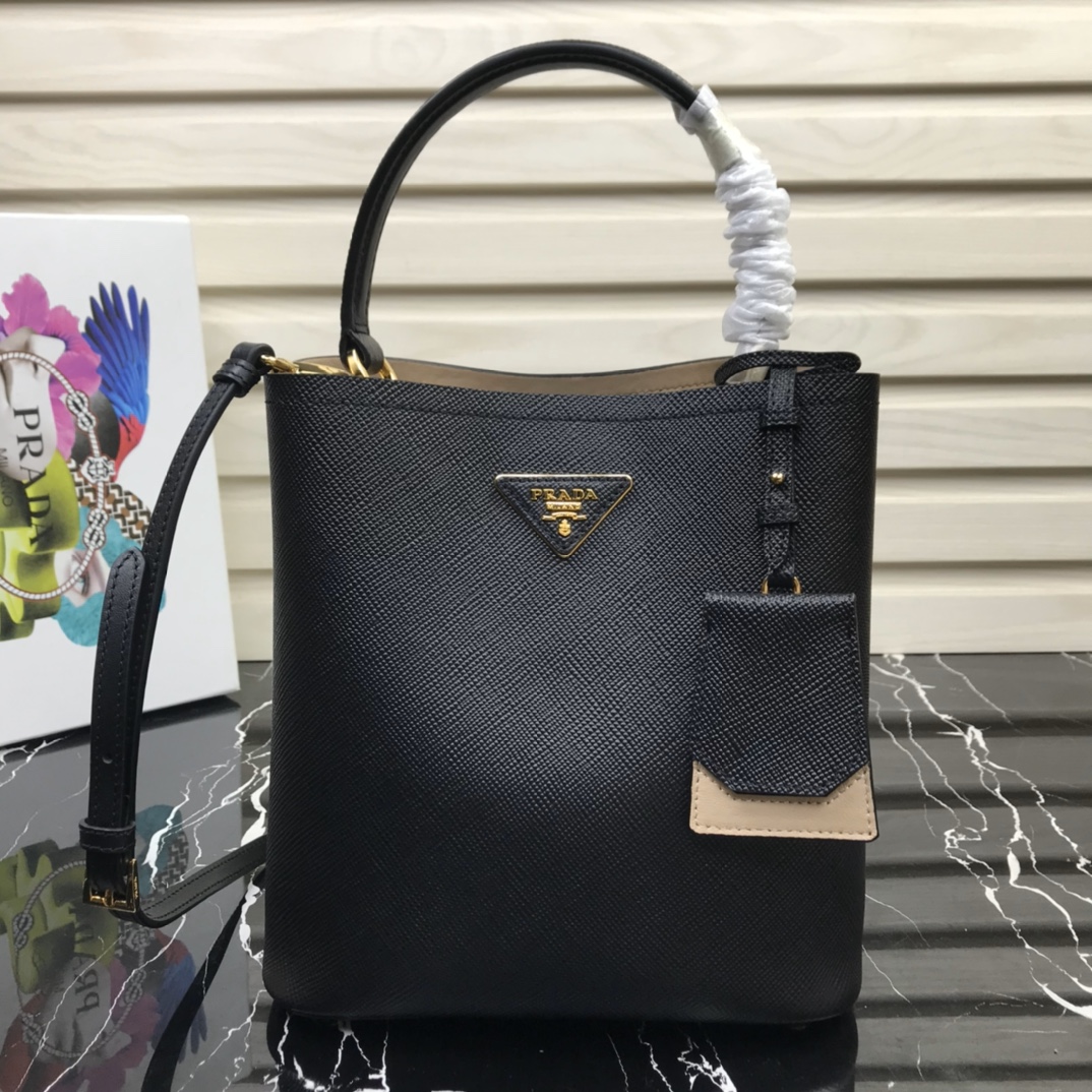 Pra*a medium panier saffiano leather bag black and creme 1ba212 22 × 23 × 13 cm
