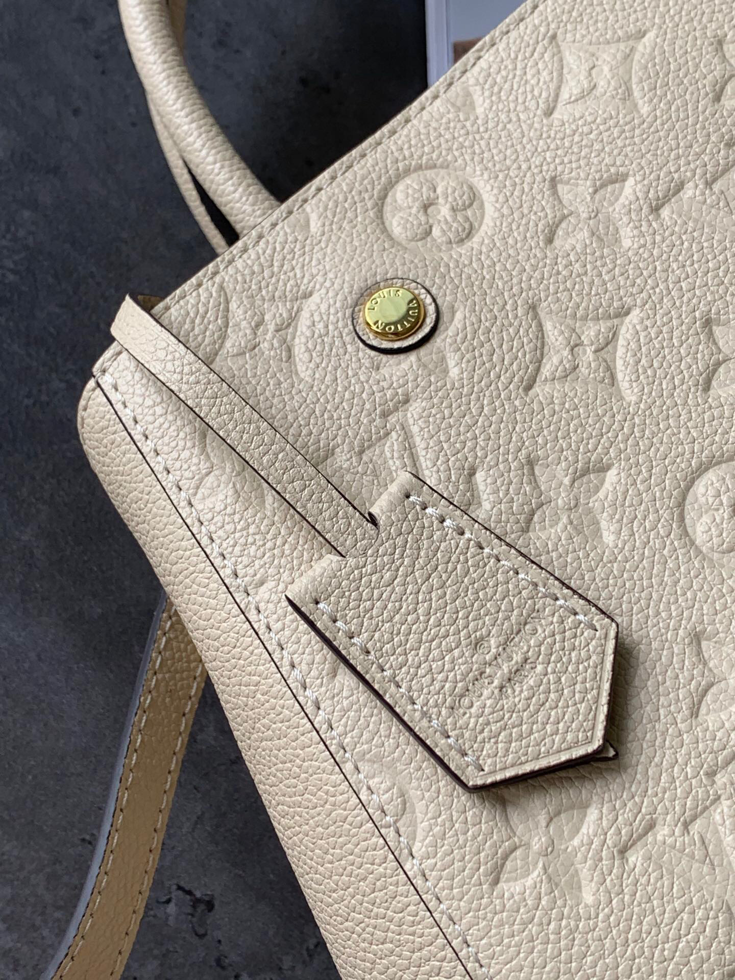 l0vis Vvtt0n montaigne bb monogram empreinte leather white m42747 29 x 20 x 13 cm