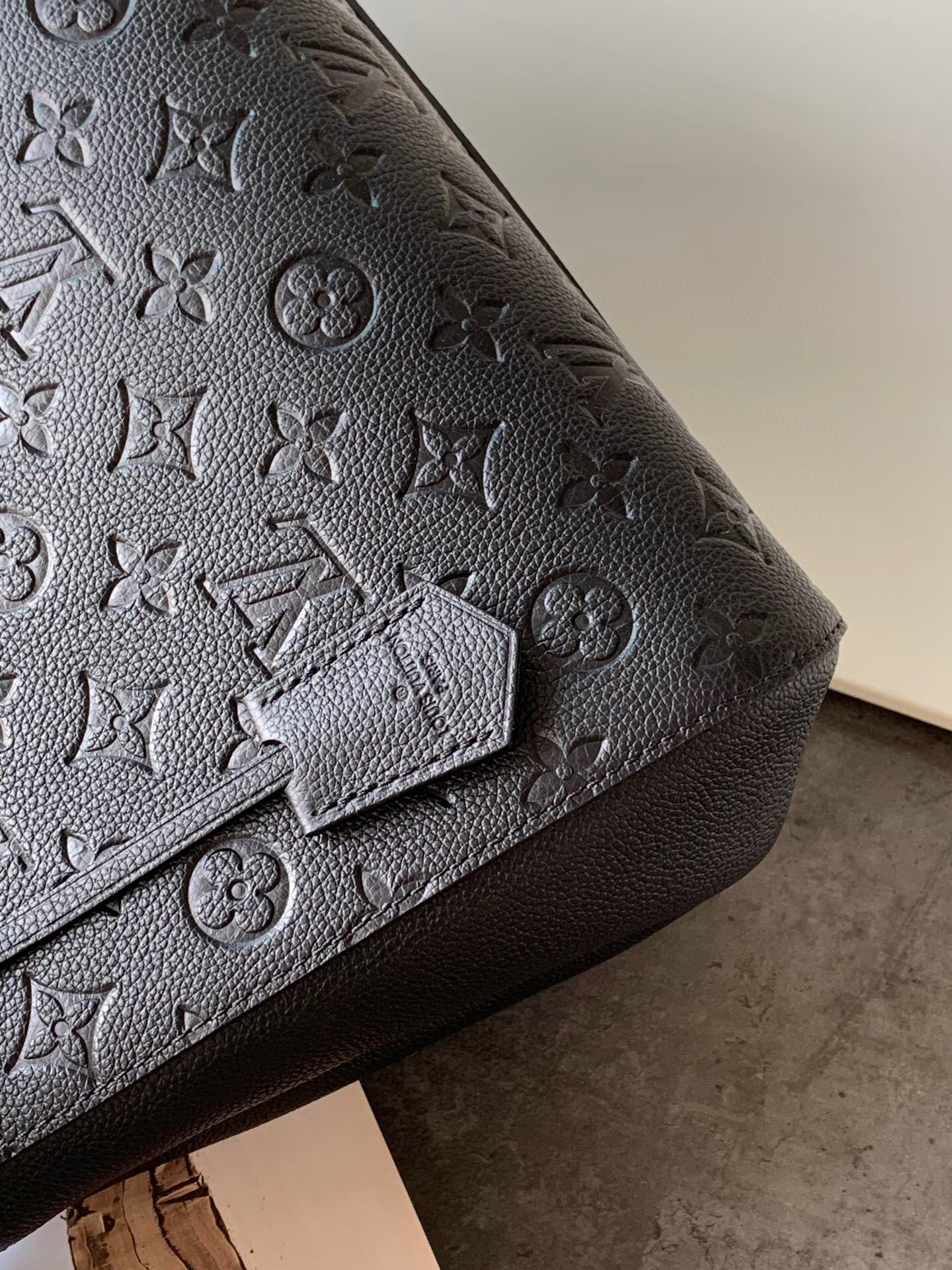 l0vis Vvtt0n montaigne mm monogram empreinte leather black m41048 33 × 23 × 15 cm