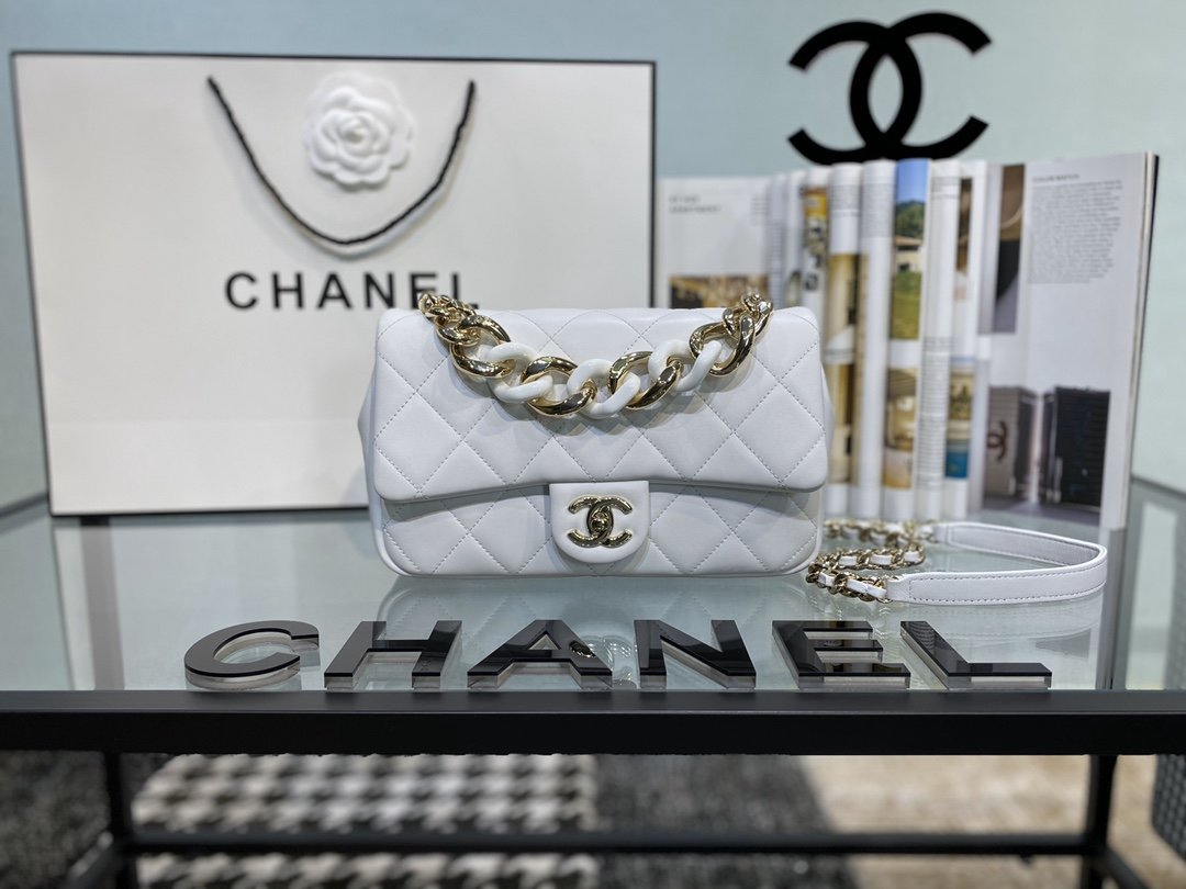 Ch**el flap bag with large bi-color chain white as1353 16 x 24 x 6 cm