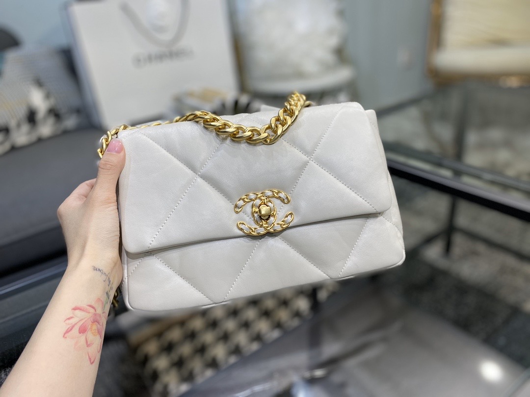Ch**el 19 handbag lambskin chalk white as1160 26cm