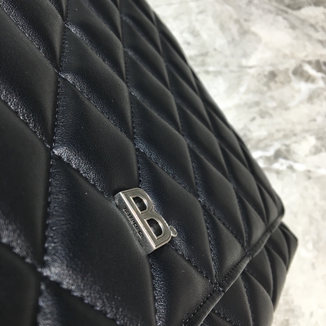 ba1en*iaga large buckle shoulder bag D1am0nd pattern leather silver metal black 37 x 8 x 29 cm
