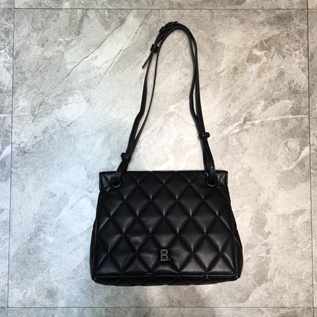 ba1en*iaga small buckle shoulder bag D1am0nd pattern leather black metal black 25 x 9 x 20 cm