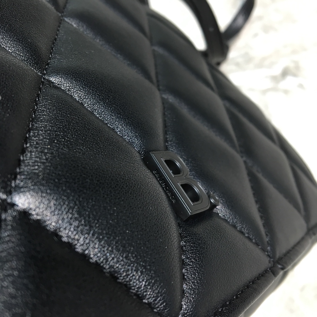 ba1en*iaga small buckle shoulder bag D1am0nd pattern leather black metal black 25 x 9 x 20 cm