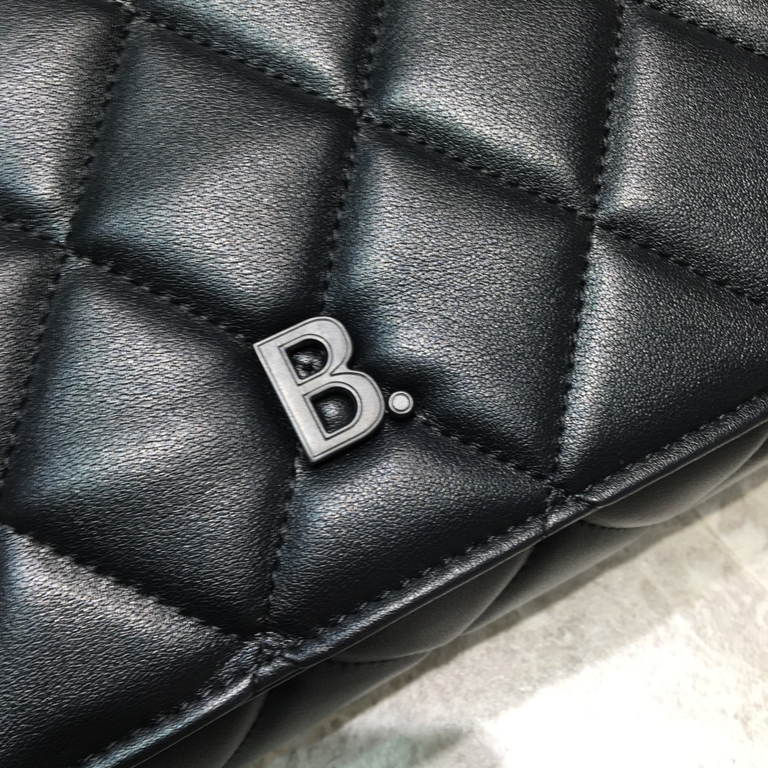 ba1en*iaga small buckle shoulder bag D1am0nd pattern leather black metal black 25 x 9 x 20 cm
