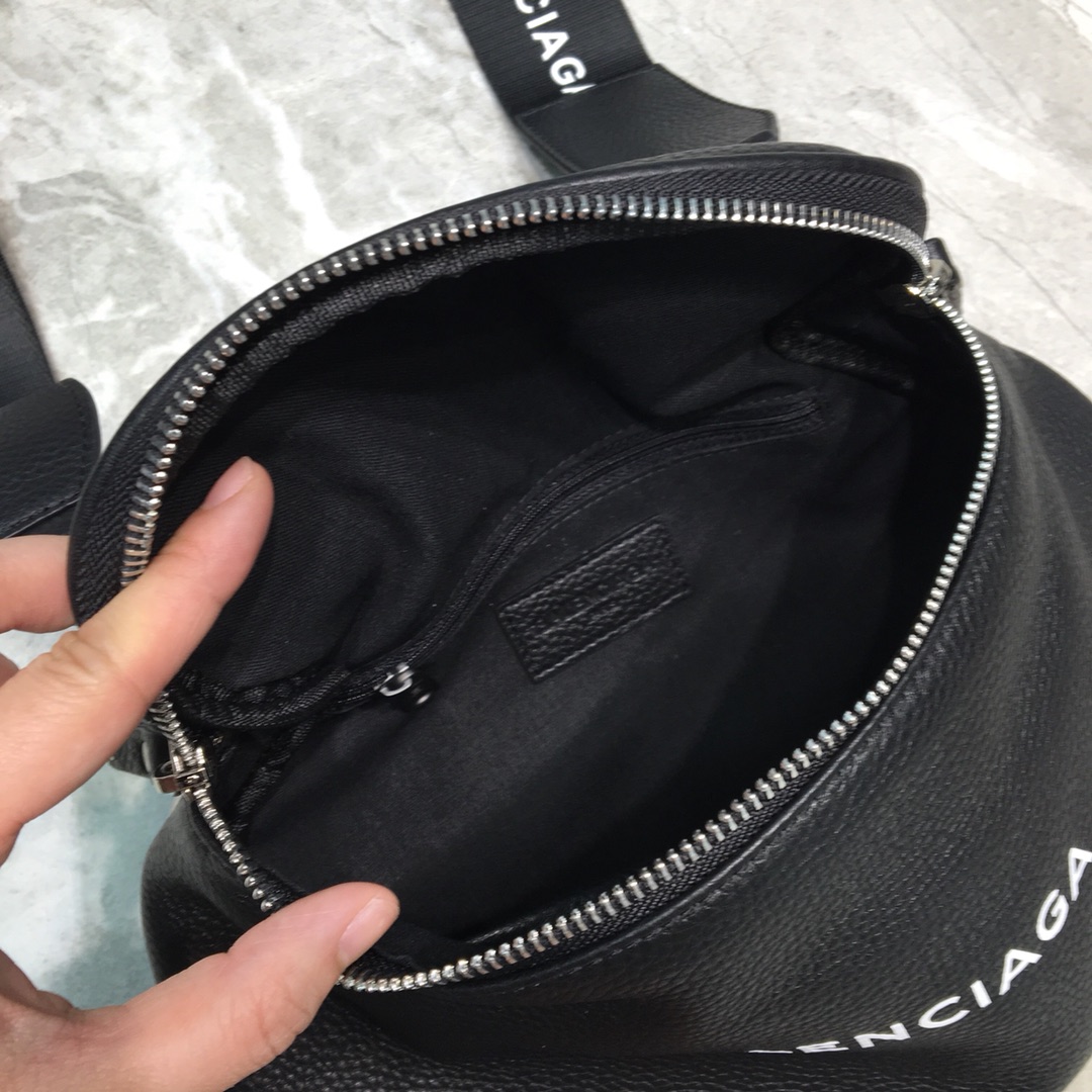 Ba1en*iaga crossbody bag black 24 x 9 x 19 cm