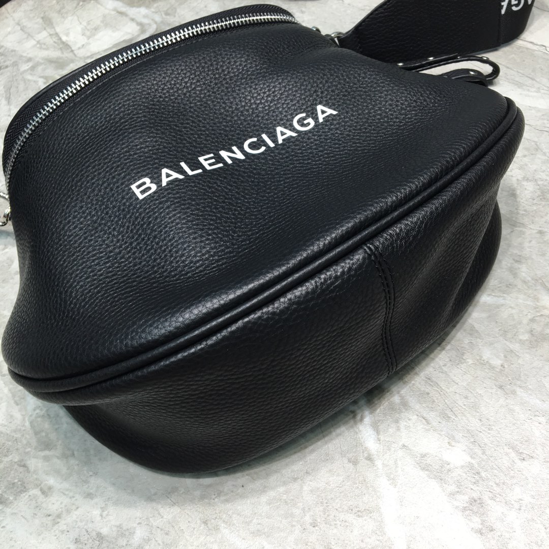 Ba1en*iaga crossbody bag black 24 x 9 x 19 cm
