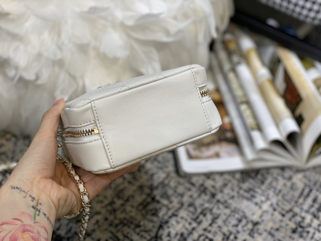 Ch**el vertical camera bag white as1753 17.5 x 14 x 7 cm