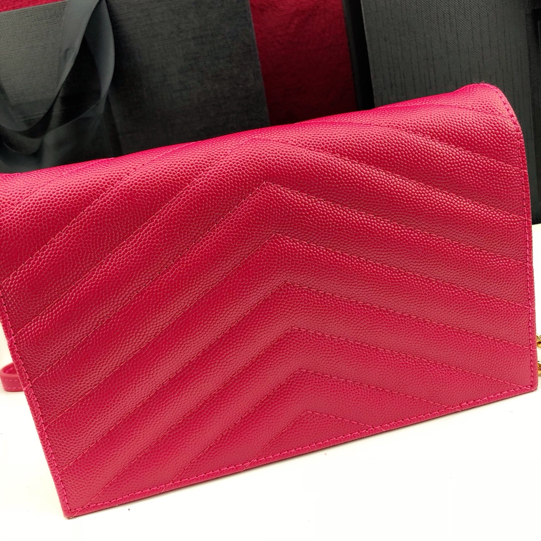 Y51 envelope chain wallet in grain de poudre embossed leather dark pink 393953 19 x 11.5 x 4 cm