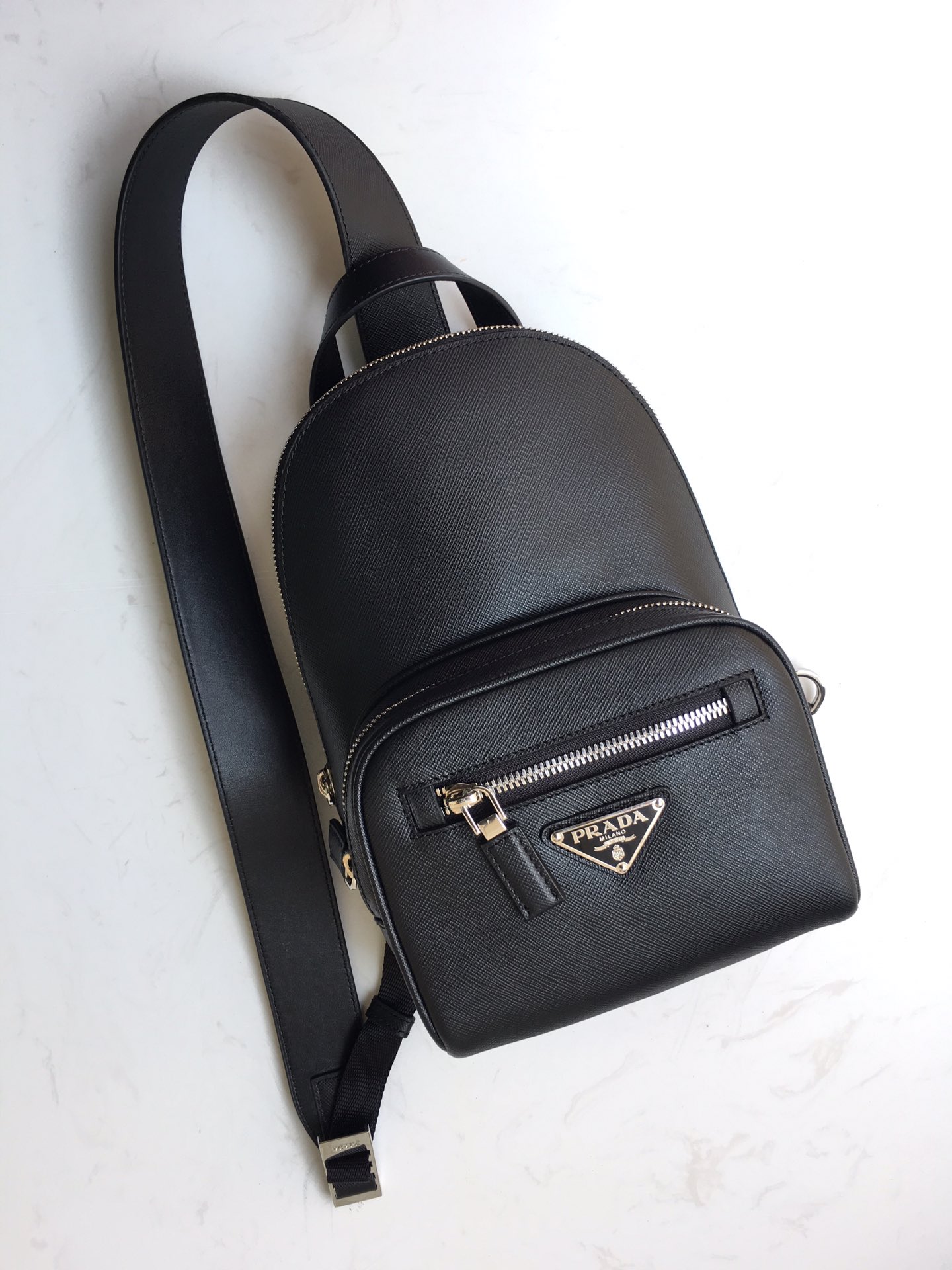 Pra*a saffiano leather one shoulder bag 2vz031 18 x 28 x 9.5 cm