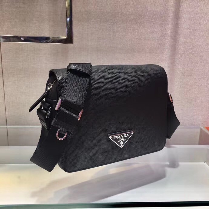 Pra*a bag with saffiano leather shoulder strap black 2vd038 24 x 18 x 6 cm