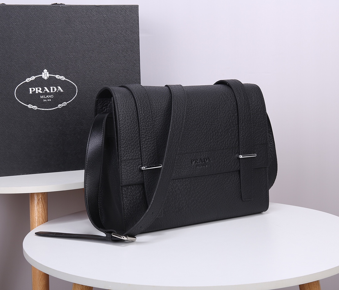 Pra*a leather shoulder strap black 1663 32 x 36 x 9 cm