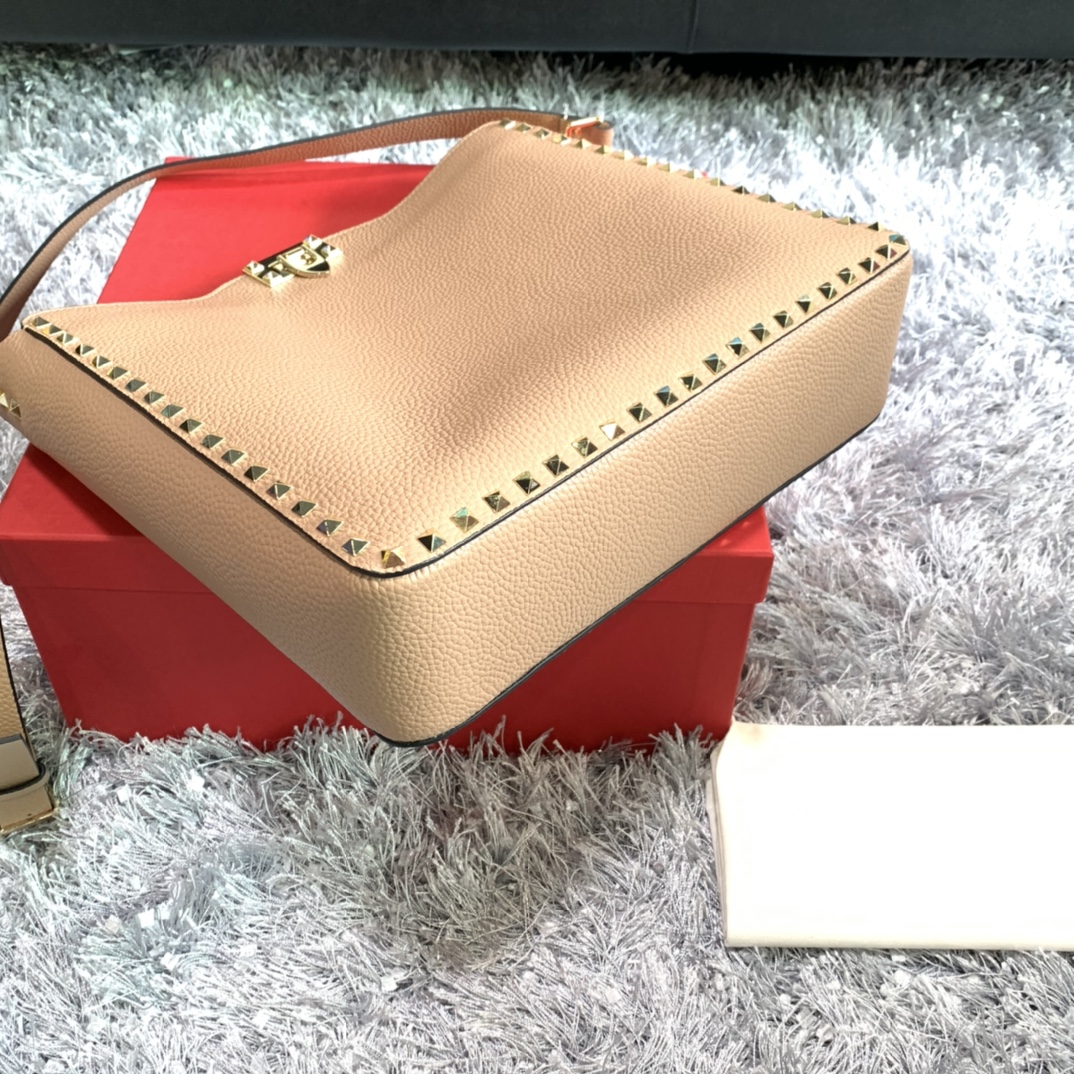 Va1e*ntin0 large garavani rockstud tote soft cowhide leather creme 50031 31 × 8 × 30 cm