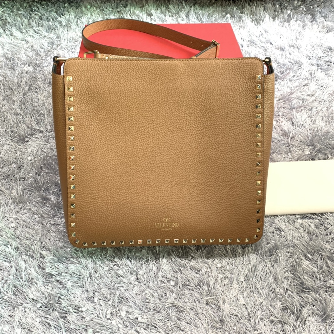 Va1e*ntin0 large garavani rockstud tote soft cowhide leather brown 50031 31 × 8 × 30 cm