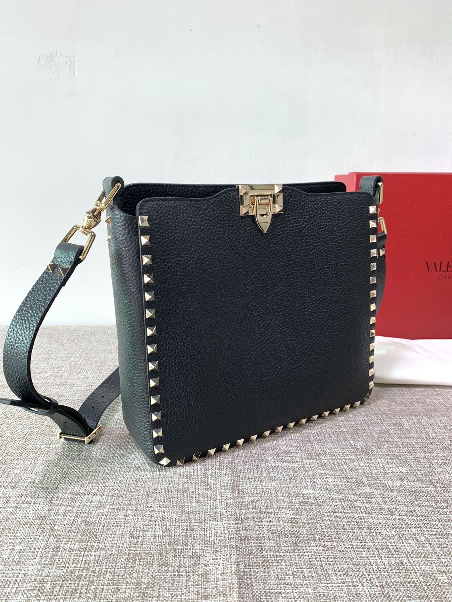 Va1e*ntin0 medium garavani rockstud tote soft cowhide leather black 50031s 27 × 7 × 25 cm