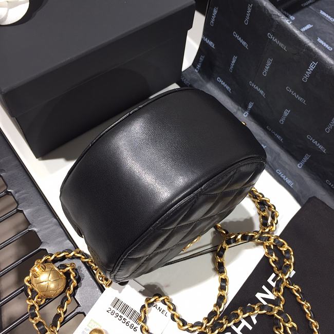Ch**el quilted pearl crush round bag black as1449 12 x 12 x 4.5 cm