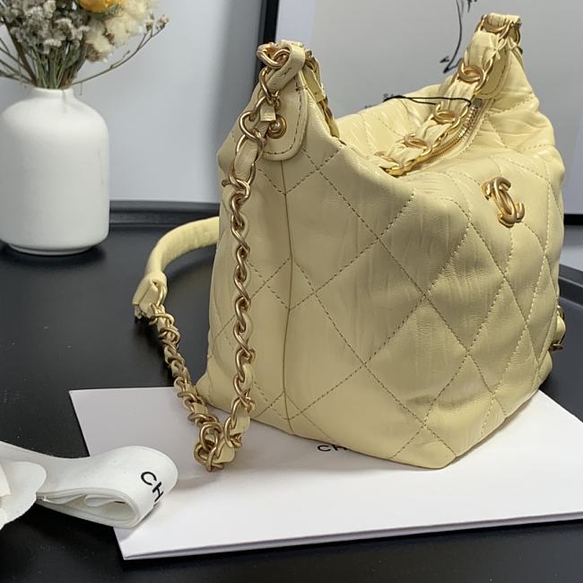 Ch**el hobo bag yellow as2480 15 x 12.5 x 18 cm