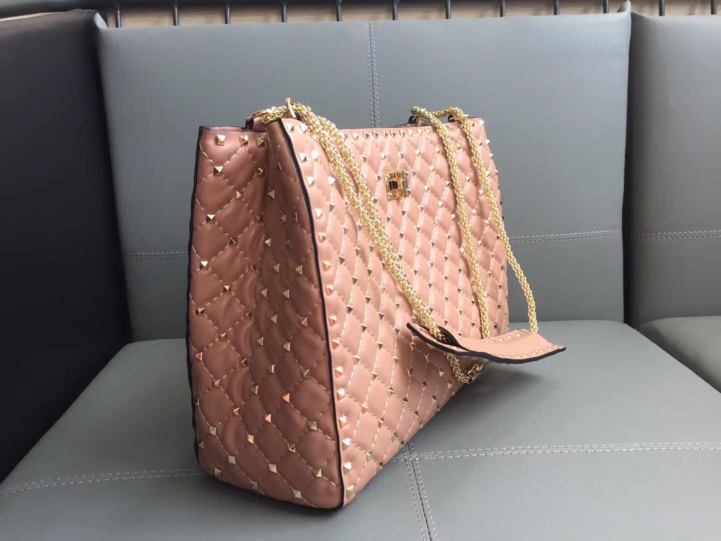Va1e*ntin0 rockstud spike tote bag nude pink 33 x 12 x 23 cm