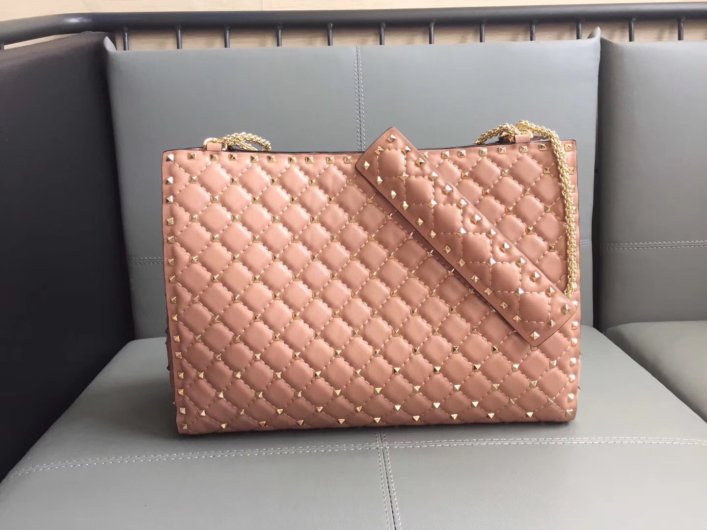 Va1e*ntin0 rockstud spike tote bag nude pink 33 x 12 x 23 cm